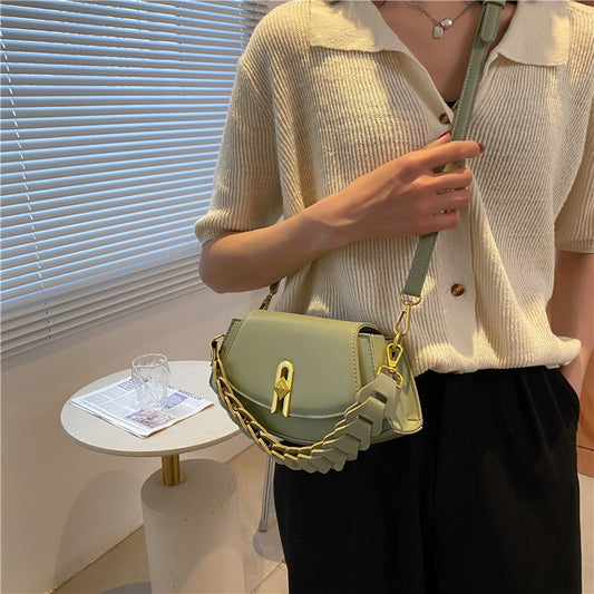 2023 Spring New Fashion Woven Flap Lock Fan Armpit Bag