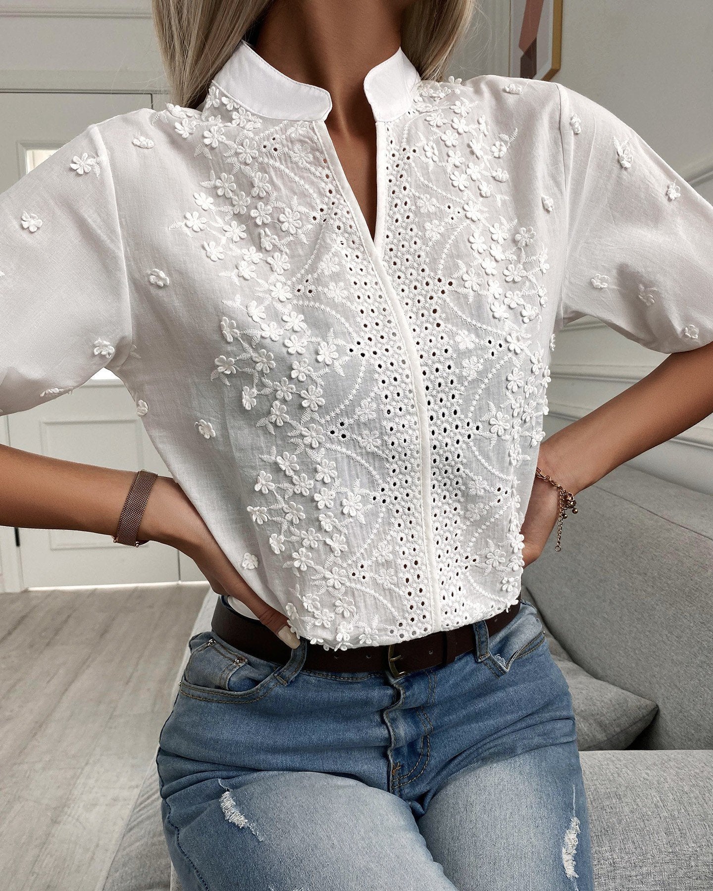 V-neck three-dimensional embroidery jacquard lace puff sleeve shirt